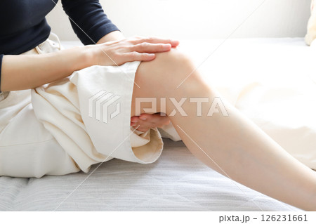 女性の足 膝 女性の足 膝 126231661