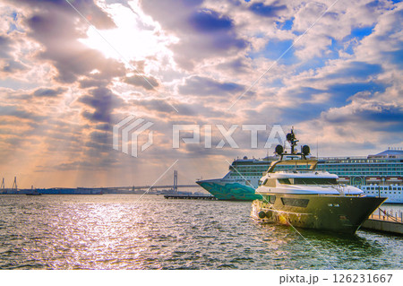 日本の横浜都市景観2隻の豪華客船。ノルウェージャン・スピリットやクイーン・エリザベスなどを望む 126231667