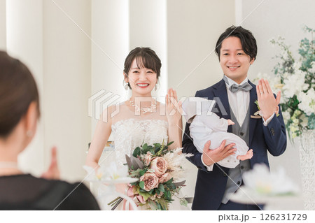 教会・チャペルで結婚式をあげる新郎新婦（指輪交換・指輪披露） 126231729