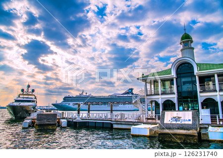 日本の横浜都市景観2隻の豪華客船。ノルウェージャン・スピリットやクイーン…、ぷかりさん橋などを望む 126231740