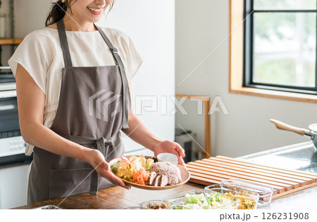 キッチンでワンプレートランチを盛り付ける主婦 126231908