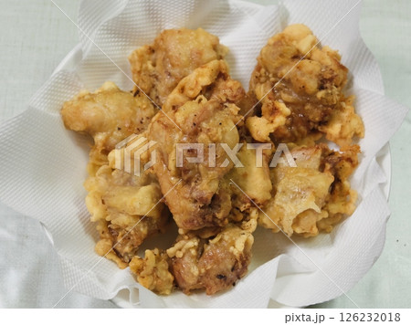 できたての鶏のから揚げ 126232018