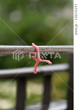 雨の中の洗濯バサミと洗濯ポール 雨の中の洗濯バサミと洗濯ポール 126232257