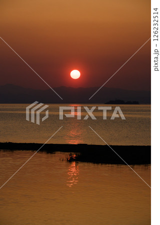 湖面に映る夕日の輝き 126232514