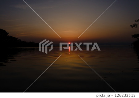 水面に映る夕日 126232515