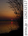沈んでいく夕日 126232517