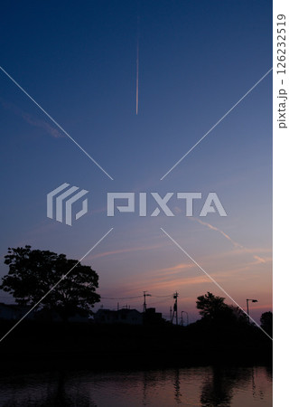 飛行機雲のある夕景 飛行機雲のある夕景 126232519