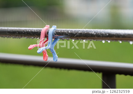 雨の日の洗濯バサミと洗濯ポール 126232559