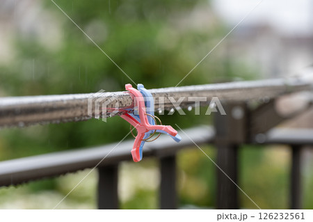 雨の日の洗濯バサミと洗濯ポール 雨の日の洗濯バサミと洗濯ポール 126232561