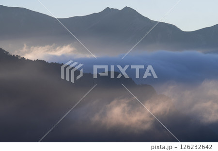 雲海に浮かぶ山 雲海に浮かぶ山 126232642