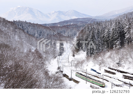 積雪の信越国境を走るしなの鉄道115系電車 126232793