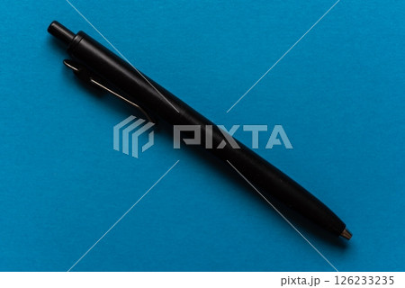 青背景に置いてあるボールペン 青背景に置いてあるボールペン 126233235