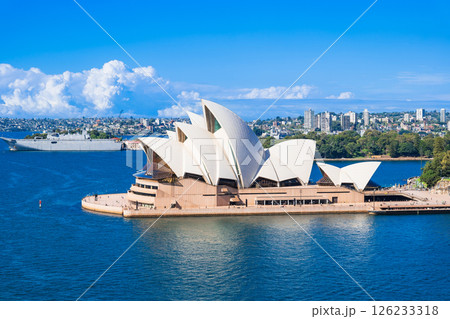 シドニー　ハーバーブリッジから見るオペラハウス 126233318