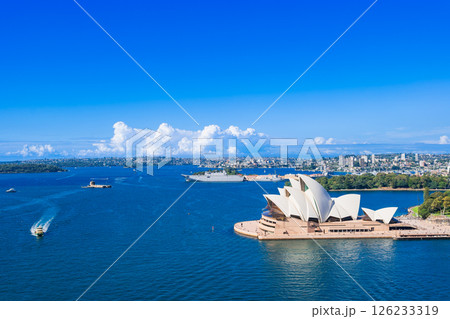 シドニー　ハーバーブリッジから見るオペラハウス 126233319