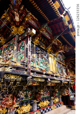 左甚五郎の彫刻の施された妻沼聖天山の本殿 126233356