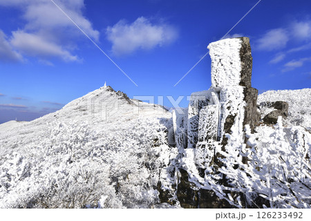 Columnar joints on snow-covered white mountain peaks 126233492