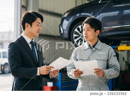 若い整備士の日常業務 126233562