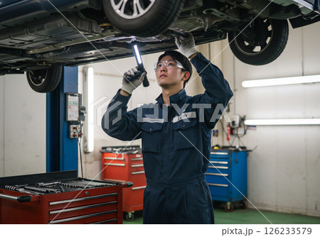 若い整備士の日常業務 126233579