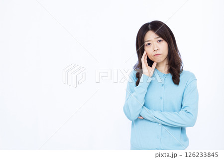 真剣に悩んでいる女性 真剣に悩んでいる女性 126233845
