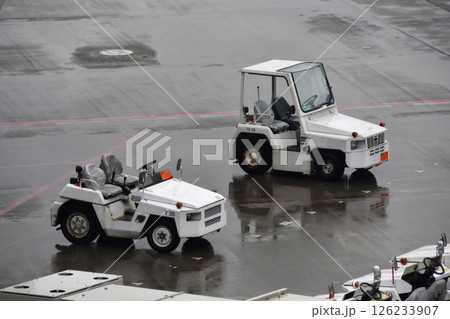 空港のトーイングトラクター2台 126233907