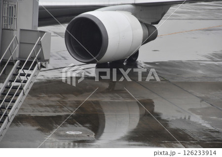 旅客機のエンジン 126233914