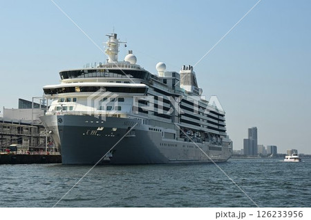 大阪港のクルーズ客船　最高級のクルージング　シルバー・ミューズ 126233956