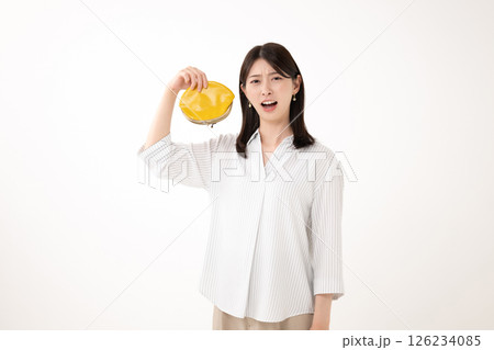 財布を持つ女性 126234085