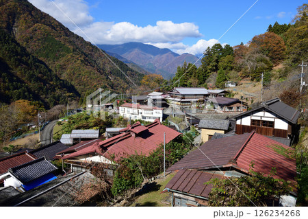 山梨県 早川町赤沢宿の斜面に広がる集落の街並み 山梨県 早川町赤沢宿の斜面に広がる集落の街並み 126234268