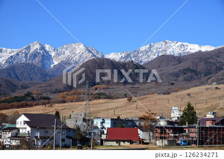 冠雪の北アルプスの山々と栂池高原スキー場ゲレンデ 126234271