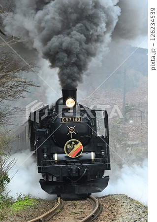 磐越西線　早春の咲花駅を発進する　SLばんえつ物語号 126234539