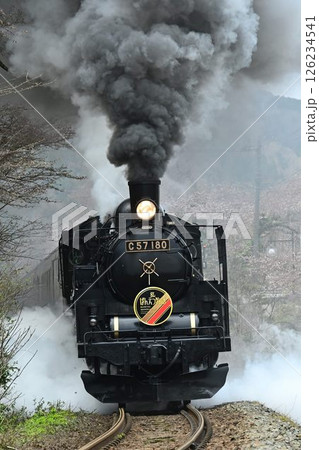 磐越西線　早春の咲花駅を発進する　SLばんえつ物語号 126234541