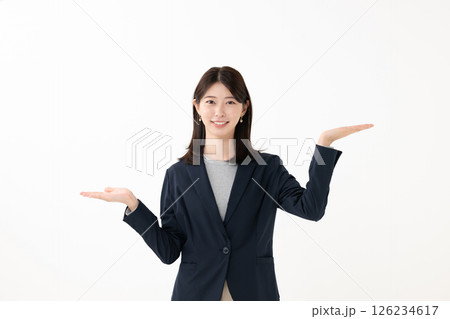 案内する笑顔の女性 126234617