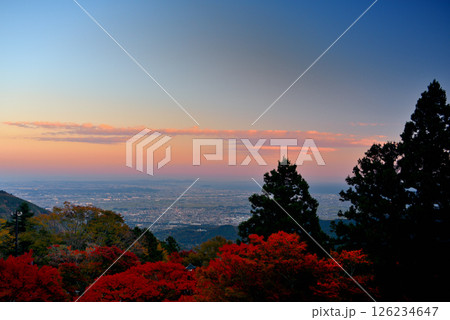 関東・紅葉の大山詣り・大山阿夫利神社、下社から眺める相模湾、江ノ島方面の夕景・神奈川県伊勢原市(7) 126234647