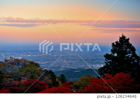 関東・紅葉の大山詣り・大山阿夫利神社、下社から眺める相模湾、江ノ島方面の夕景・神奈川県伊勢原市(8) 126234648