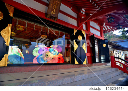 関東・紅葉の大山詣り・大山阿夫利神社、雨降山にちなんだ傘が置かれた下社の拝殿・神奈川県伊勢原市(6) 126234654