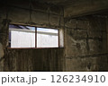 廃墟の荒れた窓 126234910