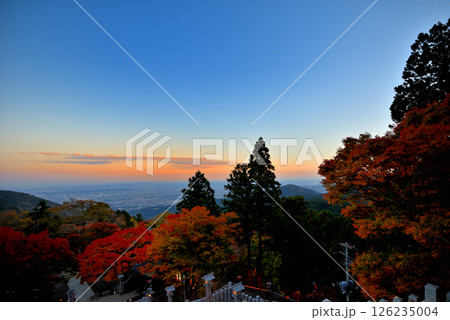 関東・紅葉の大山詣り・大山阿夫利神社、下社から眺める相模湾、江ノ島方面の夕景・神奈川県伊勢原市(8) 126235004