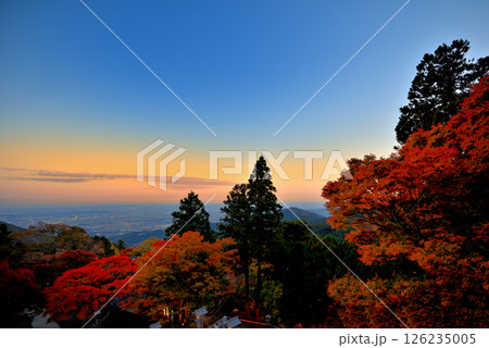 関東・紅葉の大山詣り・大山阿夫利神社、下社から眺める相模湾、江ノ島方面の夕景・神奈川県伊勢原市(9) 126235005