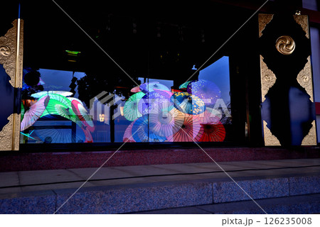 関東・紅葉の大山詣り・大山阿夫利神社、雨降山にちなんだ傘が置かれた下社の拝殿・神奈川県伊勢原市(7) 126235008