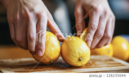 レモンを切る男性の手 レモンを切る男性の手 126235044