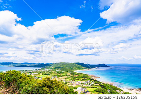 奄美大島 の 加世間峠 ( 二つの海が見える丘 ) の 絶景 【 奄美 の 自然 風景 】 126235159