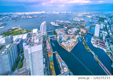 日本の横浜都市景観4隻の豪華客船。ノルウェージャン…やリビエラ、ダイヤモンド…、クイーン…。スカイ… 126235233