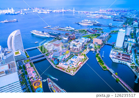 日本の横浜都市景観4隻の豪華客船。ノルウェージャン…やリビエラ、ダイヤモンド…、クイーン…。スカイも 126235517