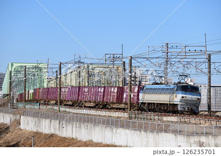 江戸川橋梁を渡るEF66形電気機関車牽引の常磐線コンテナ貨物列車 126235701