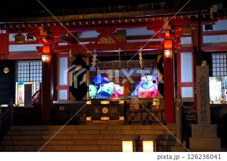 関東・紅葉の大山詣り・夜の大山阿夫利神社、ライトアップされた下社境内と拝殿・神奈川県伊勢原市(2) 126236041