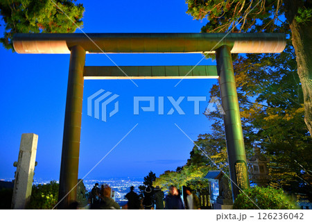 関東・紅葉の大山詣り・日没後の大山阿夫利神社、下社の大鳥居と、名物の夜景・神奈川県伊勢原市(1) 126236042