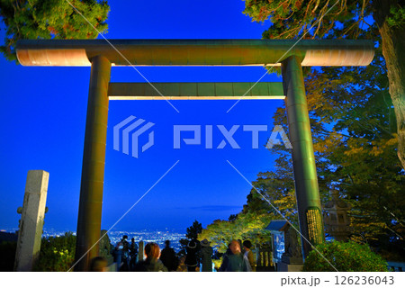 関東・紅葉の大山詣り・日没後の大山阿夫利神社、下社の大鳥居と、名物の夜景・神奈川県伊勢原市(2) 126236043