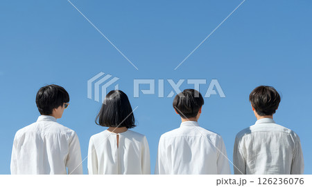 夏の高校生たちの後ろ姿 126236076