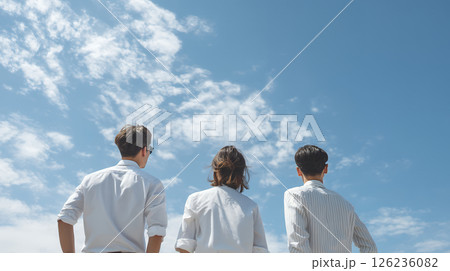 夏の高校生たちの後ろ姿 126236082