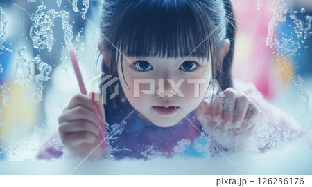水で遊ぶ少女 126236176